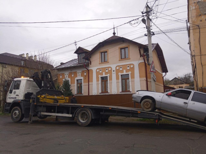 У Чернівцях з Київської евакуювали давно покинутий автомобіль