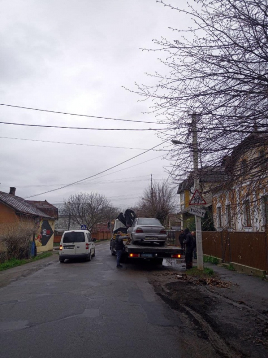 У Чернівцях з Київської евакуювали давно покинутий автомобіль