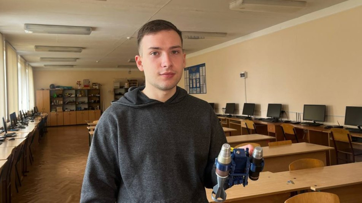 У Чернівецькому коледжі з використаних електронних сигарет створюють скидачі для дронів та павербанки