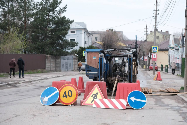 У Чернівцях на вулиці Каденюка прокладають нову каналізацію