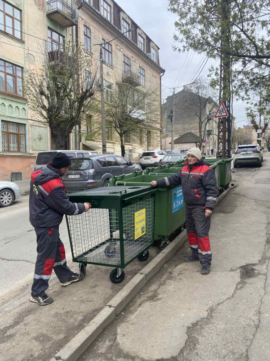 У Чернівцях встановлюють додаткові контейнери-сітки для пластику