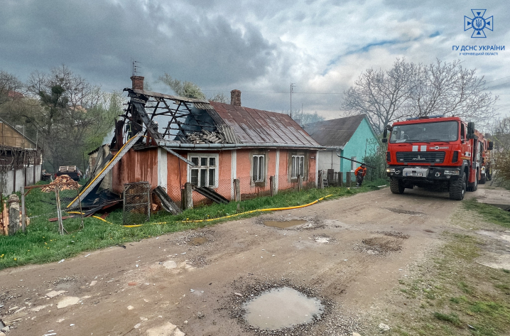 У Чернівцях через коротке замкнення згорів житловий будинок