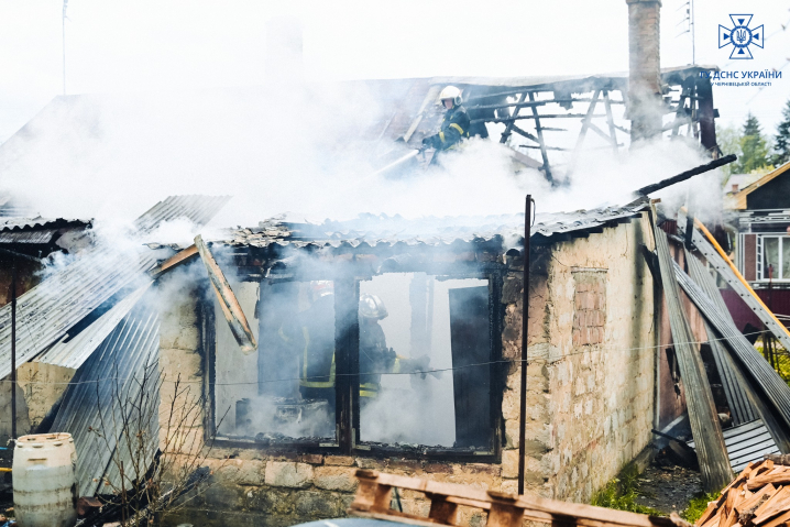 У Чернівцях через коротке замкнення згорів житловий будинок