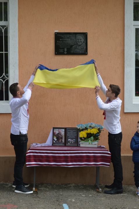 На Буковині на фасаді школи відкрили меморіальну дошку загиблому захиснику