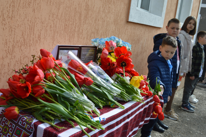 На Буковині на фасаді школи відкрили меморіальну дошку загиблому захиснику