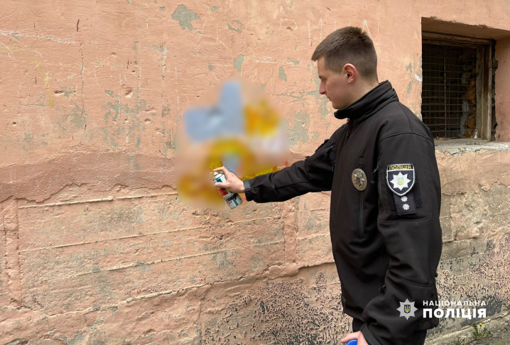 У Чернівцях волонтери та поліцейські знищували написи з рекламою наркотиків