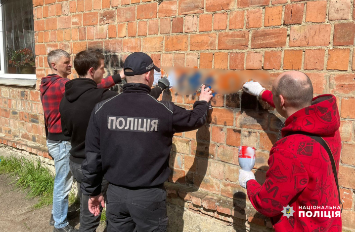 У Чернівцях волонтери та поліцейські знищували написи з рекламою наркотиків