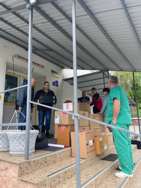 «Українська команда» передала гуманітарну допомогу лікарні на Буковині