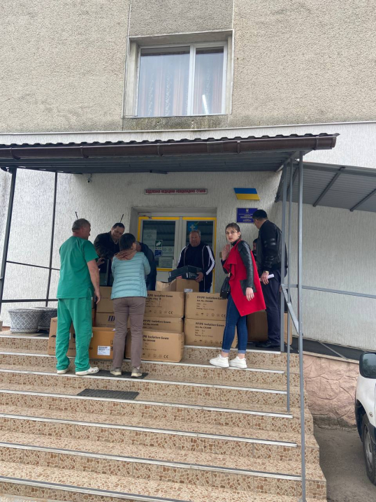 «Українська команда» передала гуманітарну допомогу лікарні на Буковині
