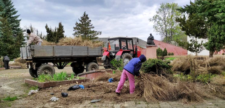 У Хотині декомунізували площу: на стелі замінили радянську зірку на український тризуб