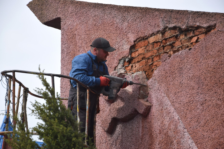 У Хотині декомунізували площу: на стелі замінили радянську зірку на український тризуб