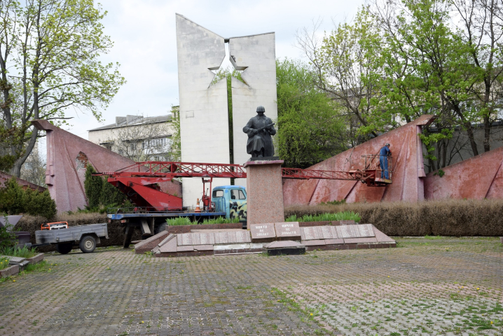 У Хотині декомунізували площу: на стелі замінили радянську зірку на український тризуб