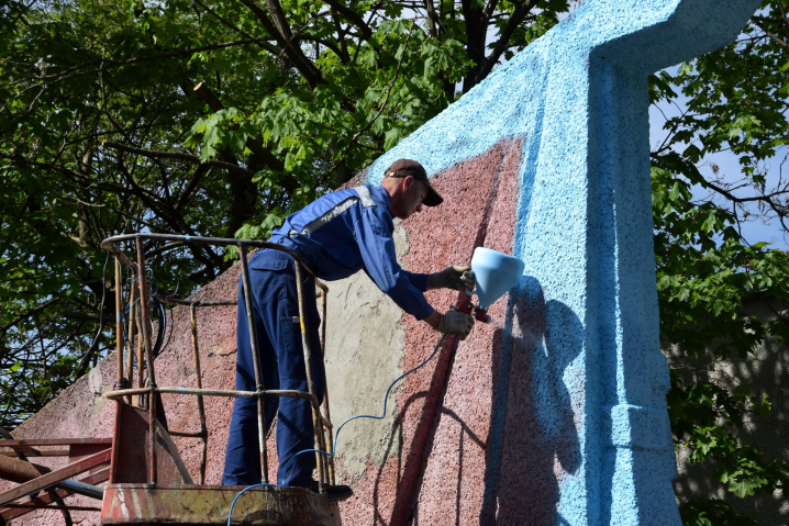 У Хотині декомунізували площу: на стелі замінили радянську зірку на український тризуб