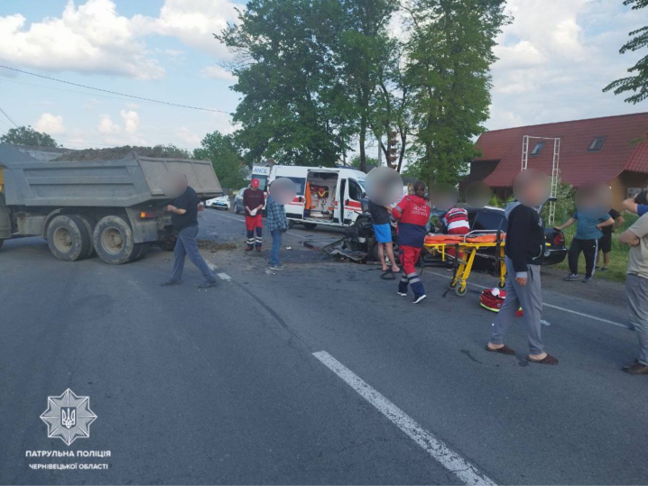 Водій легковика допустив зіткнення з вантажівкою: деталі ДТП у селі Лужани