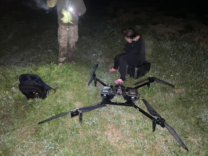 На Буковині 22-річна жінка намагалася доставити контрабанду дроном до Румунії