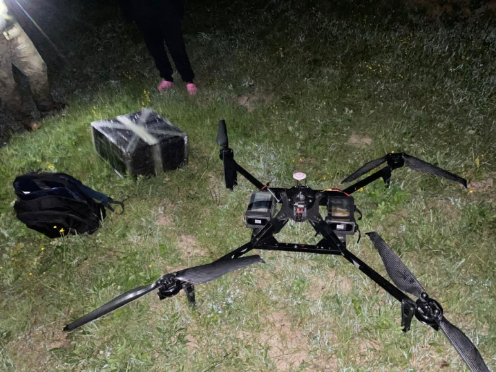 На Буковині 22-річна жінка намагалася доставити контрабанду дроном до Румунії
