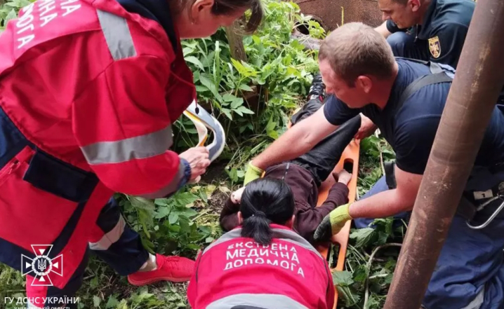У селі Виженка врятували дитину, яка впала в каналізаційний колодязь глибиною 9 метрів