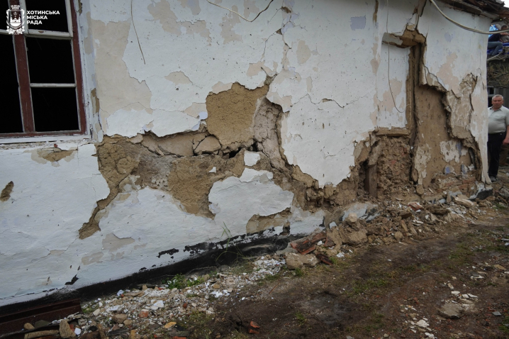 На Хотинщині ліквідовують наслідки падіння уламків збитого Шахед-136
