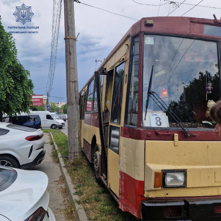 Легковик зіштовхнувся з тролейбусом у Чернівцях: винуватець втік з місця ДТП