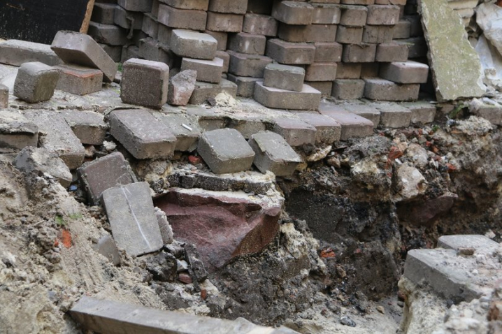 Під бруківкою у центрі Львова знайшли могильні плити давніх єврейських поховань