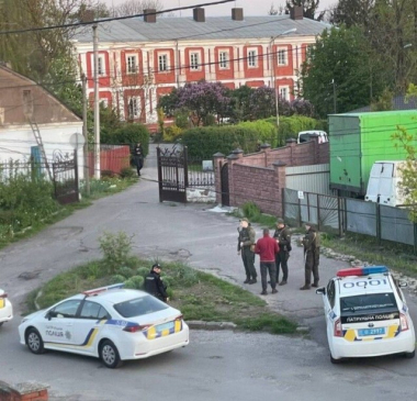 У Луцьку працівник ОВА з автомата Калашнікова вистрілив у волонтера. Пораненого госпіталізували