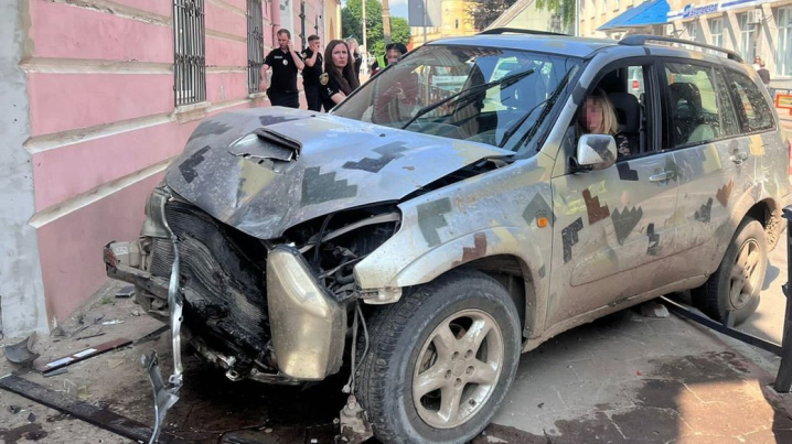 Шокуюче відео: на Львівщині п'яна водійка на джипі знесла парапет та розчавила поліцейську