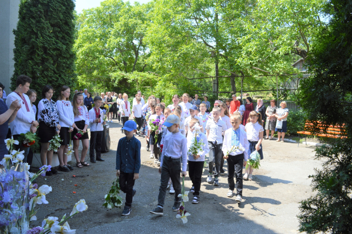 Відкрили та освятили меморіальну дошку загиблому Герою у селі на Новоселиччині