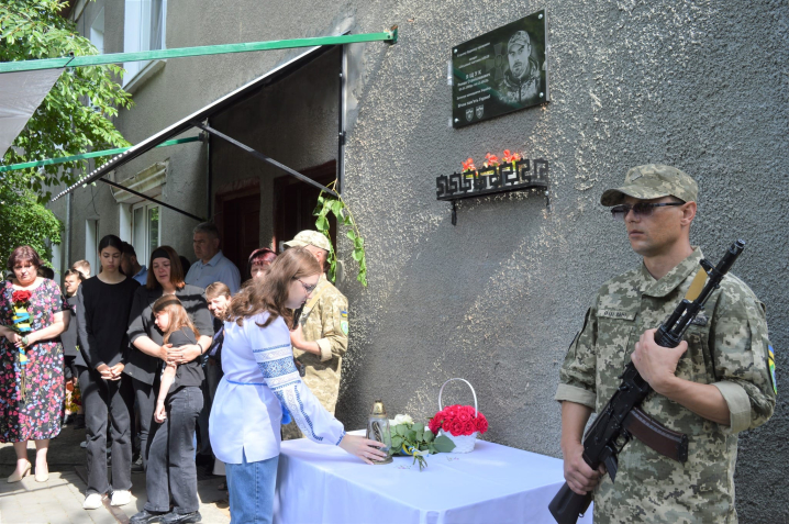 У Новоселиці дві доньки загиблого воїна відкрили меморіальну дошку присвячену батьку