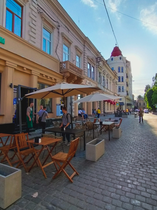 Вулиця Чайковського у Чернівцях стала пішохідна, на ній відкрились літні майданчики