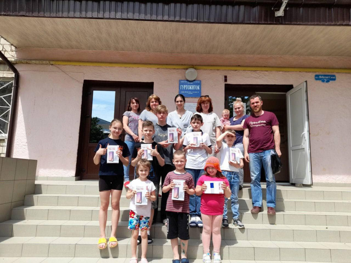 Планшети для навчання отримали діти, які переїхали на Буковину з постраждалих регіонів