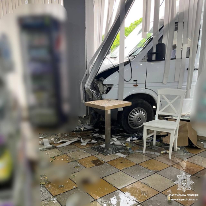 П'яний водій буса врізався в автозаправку на Хотинській у Чернівцях