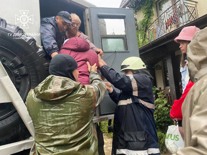 Евакуація людей, підтоплені угіддя та зруйновані мости: на Львівщині річка вийшла з берегів (фото, відео)