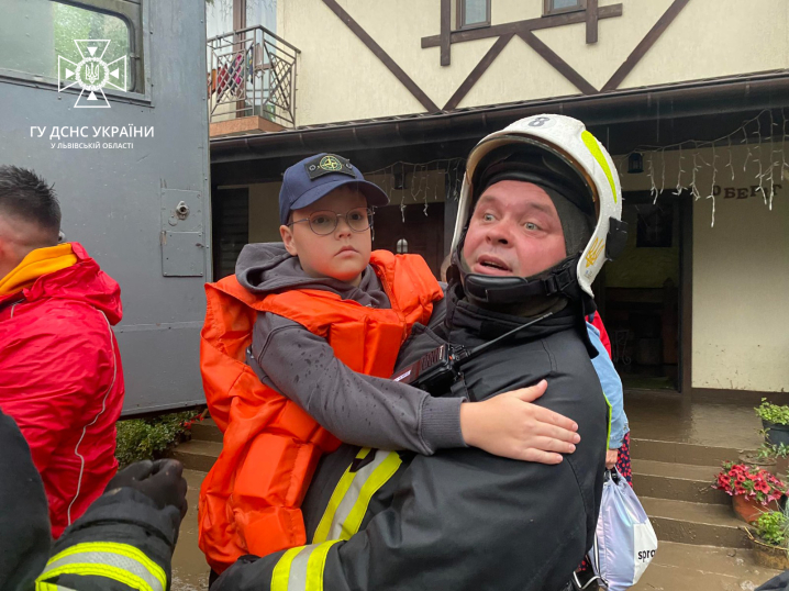 Евакуація людей, підтоплені угіддя та зруйновані мости: на Львівщині річка вийшла з берегів (фото, відео)
