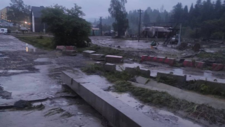 Евакуація людей, підтоплені угіддя та зруйновані мости: на Львівщині річка вийшла з берегів (фото, відео)