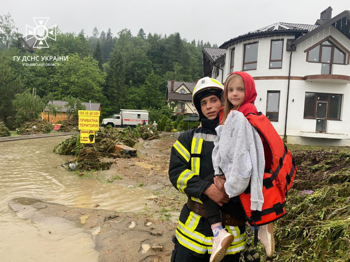 Евакуація людей, підтоплені угіддя та зруйновані мости: на Львівщині річка вийшла з берегів (фото, відео)
