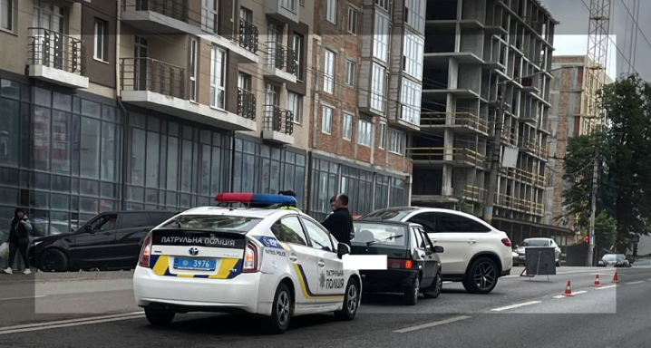 У Чернівцях водійка елітного Mercedes виїжджала з парковки, коли в неї врізалась "дев'ятка"