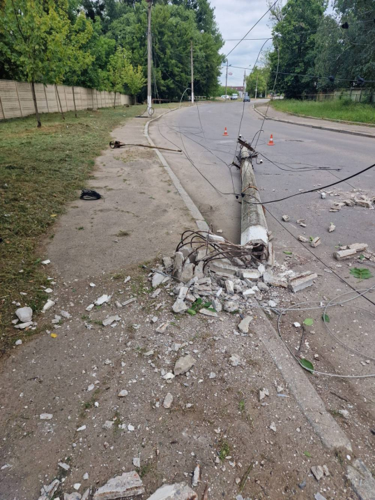 У Садгорі водій на «BMW» розтрощив електроопору