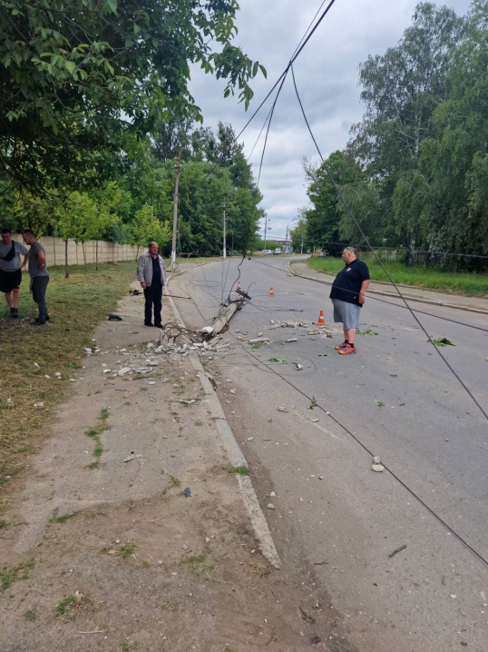 У Садгорі водій на «BMW» розтрощив електроопору