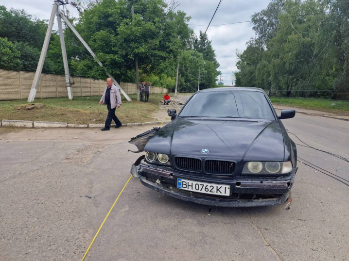 У Садгорі водій на «BMW» розтрощив електроопору