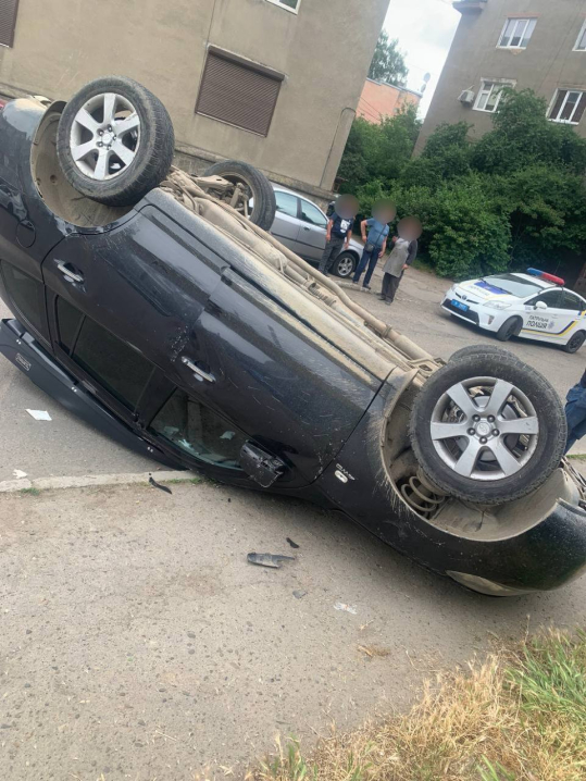 "Прилягла на тротуар": у Чернівцях водій перекинув автівку на дах