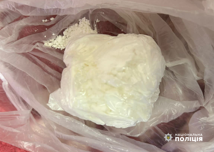 Мав при собі 97 пакетиків наркоти: у Чернівцях затримали 16-річного дилера амфетаміну Мав при собі 97 пакетиків наркоти: у Чернівцях затримали 16-річного дилера амфетаміну