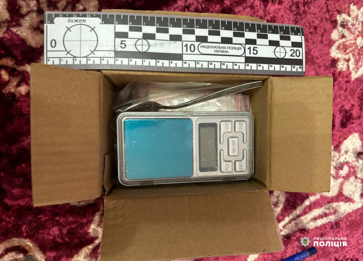 Мав при собі 97 пакетиків наркоти: у Чернівцях затримали 16-річного дилера амфетаміну Мав при собі 97 пакетиків наркоти: у Чернівцях затримали 16-річного дилера амфетаміну