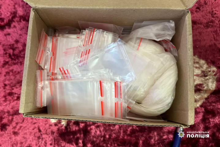 Мав при собі 97 пакетиків наркоти: у Чернівцях затримали 16-річного дилера амфетаміну Мав при собі 97 пакетиків наркоти: у Чернівцях затримали 16-річного дилера амфетаміну