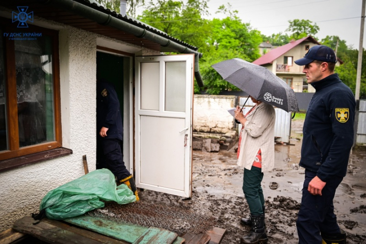 Після грози на Буковині людям підтопило будинки та підвали