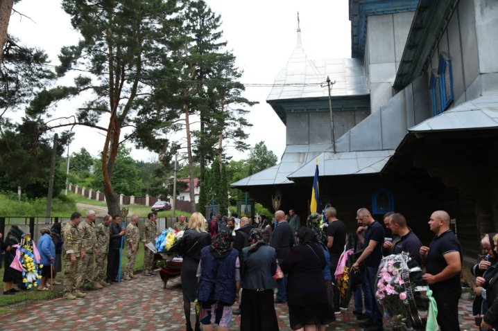 Буковина попрощалась з військовим Дмитром Шевчуком