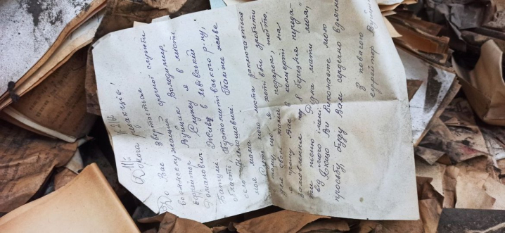 У стінах «Львівського радіо» знайшли заховані архівні листи, документи та книги У стінах «Львівського радіо» знайшли заховані архівні листи, документи та книги