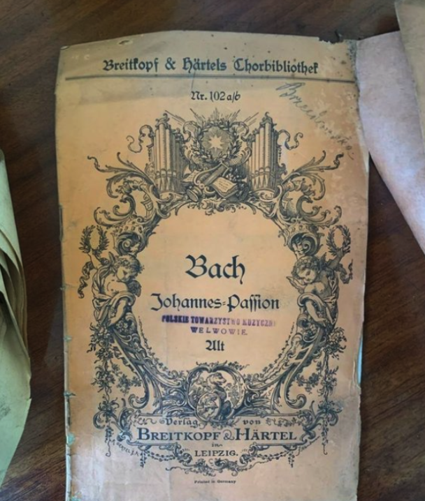 У стінах «Львівського радіо» знайшли заховані архівні листи, документи та книги У стінах «Львівського радіо» знайшли заховані архівні листи, документи та книги