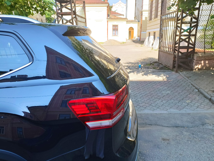 "Паркування абияк": у центрі Чернівців водій заблокував в'їзд до школи