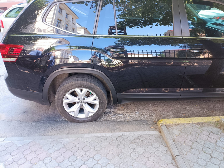 "Паркування абияк": у центрі Чернівців водій заблокував в'їзд до школи