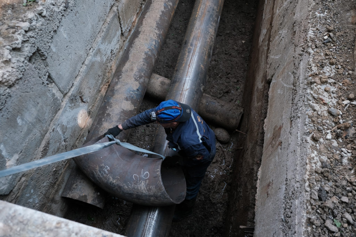 У Чернівцях на Південно-Кільцевій замінюють зношену трубу теплотраси У Чернівцях на Південно-Кільцевій замінюють зношену трубу теплотраси